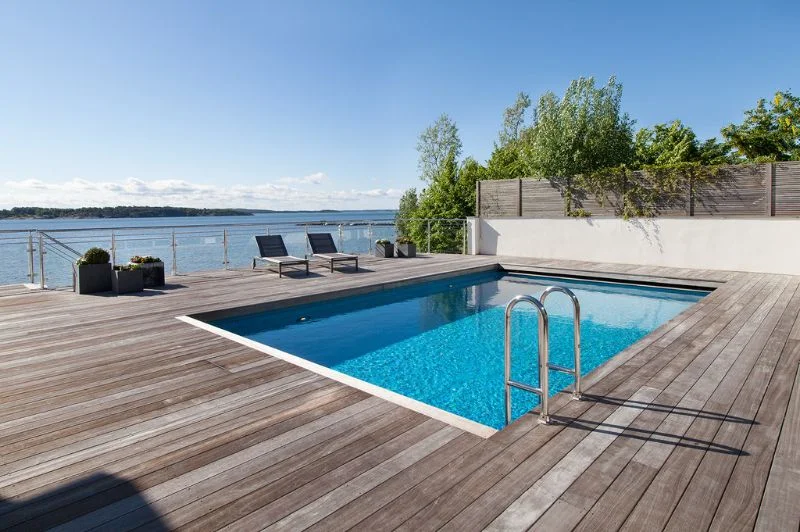 26. Anla╠eggning av utomhuspooll med altanda╠eck