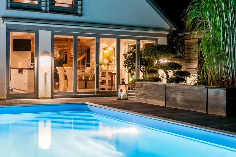 4. Gjuten betongpool med altanda╠eck