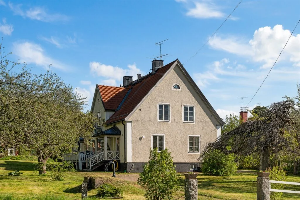 7. Plattsattning garageuppfart runtom hus Skogas Mortvik 1024x683